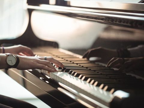 img-1664463158-7747-176-woman-playing-a-piano-480x360 Новости Домодедово 