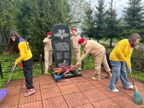 Юнармейцы Домодедова привели в порядок мемориал защитникам Отечества на Заборьевском кладбище Новости Домодедово 