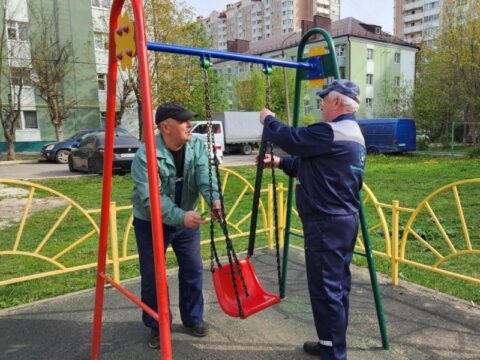«Скорая помощь» для детских площадок: мобильные бригады отремонтировали качели и горки Новости Домодедово 