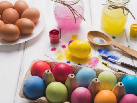 Яркие краски праздника: способы раскрасить яйца на Пасху Новости Домодедово 