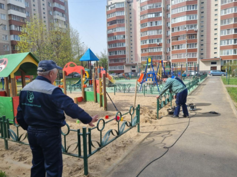 Пока взрослые работают: на улице Кирова дети наблюдали за благоустройством детской площадки Новости Домодедово 